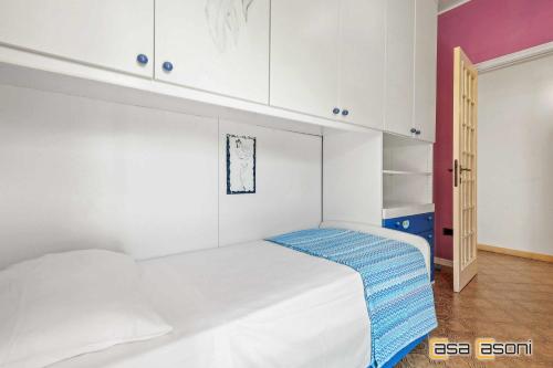 Ένα ή περισσότερα κρεβάτια σε δωμάτιο στο Essenza di Mare - Casa Vacanze