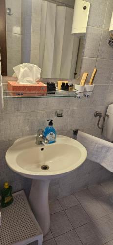 W łazience znajduje się biała umywalka i lustro. w obiekcie Salyna "Bela" balcony w mieście Ičići