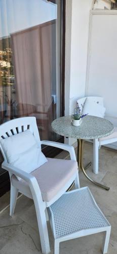 stół i dwa krzesła oraz stół i stół w obiekcie Salyna "Bela" balcony w mieście Ičići