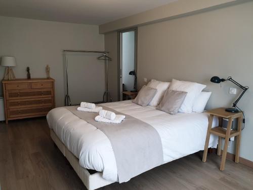 เตียงในห้องที่ Maison de ville située à 8 kms du Mont St Michel