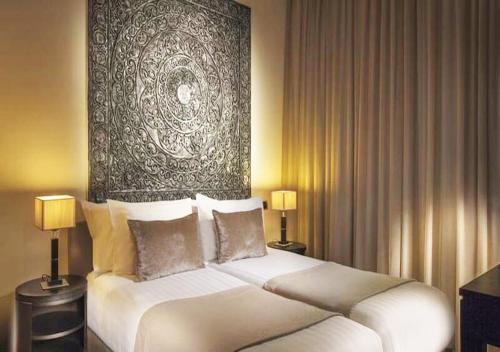 ein Schlafzimmer mit einem weißen Bett mit großem Kopfteil in der Unterkunft Vizir Center Appart in Marrakesch