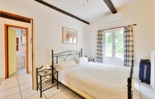 1 dormitorio con 1 cama y baño en Nice Home In Aspiran With Private Swimming Pool, Can Be Inside Or Outside, en Aspiran