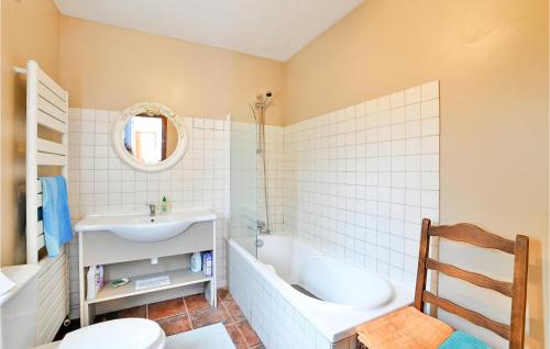 y baño con bañera, lavabo y aseo. en Nice Home In Aspiran With Private Swimming Pool, Can Be Inside Or Outside, en Aspiran