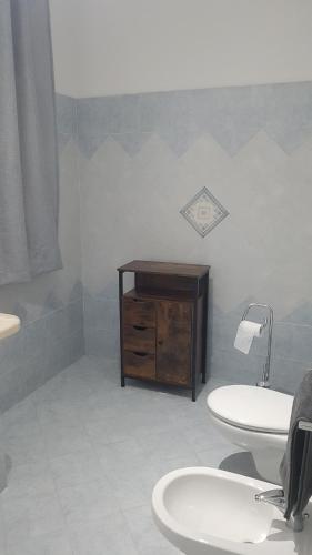 a bathroom with two sinks and a wooden cabinet at B&B DA SILVESTRO in Tempio Pausania