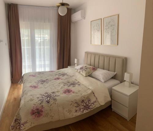 ein Schlafzimmer mit einem Bett und einem Fenster in der Unterkunft Apartman SARA in Trebinje