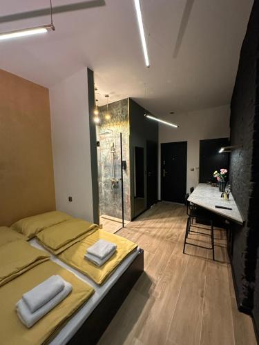 Un dormitorio con una cama y una mesa. en DarkHouse FONDOVALLE, en Łódź