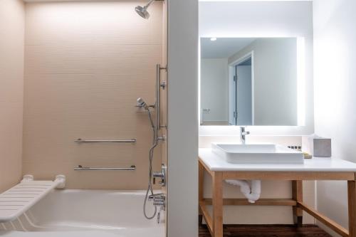 W łazience znajduje się umywalka i prysznic. w obiekcie Element Dallas Richardson w mieście Richardson