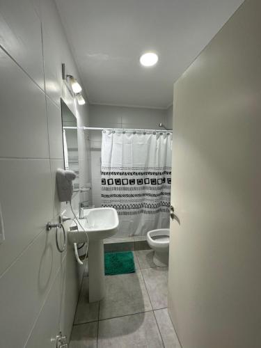 La salle de bains est pourvue d'un lavabo et de toilettes. dans l'établissement CASA TEOS, à San Lorenzo