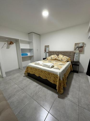 - une chambre blanche avec un lit dans l'établissement CASA TEOS, à San Lorenzo