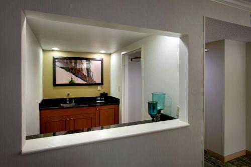 La salle de bains est pourvue d'un lavabo et d'un miroir. dans l'établissement Boston Marriott Peabody, à Peabody