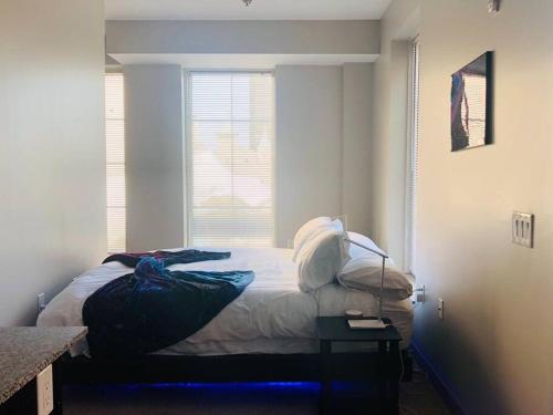 1 dormitorio con 1 cama en una habitación con ventana en King Size Studio in Heart of Downtown, en Columbus