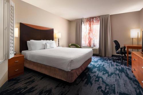 Habitación de hotel con cama grande y escritorio. en Fairfield Inn & Suites Redding en Redding