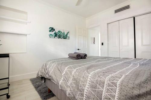 una camera da letto con un letto coperto di Luxurious Designer Miami Retreat 3 Bedroom House a Miami