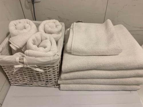 Twee manden handdoeken liggen op een aanrecht. bij Apartman SARA in Trebinje