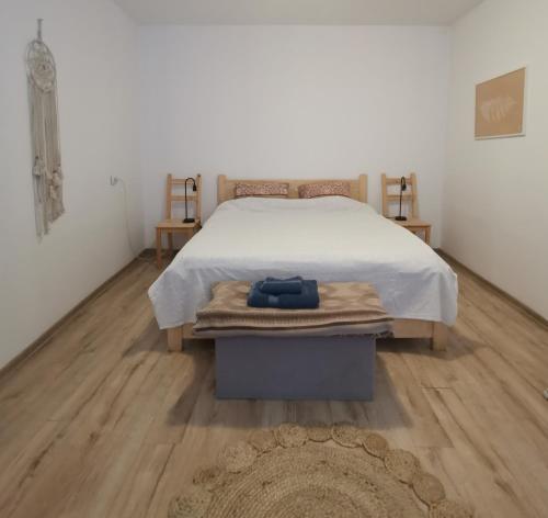 - une chambre avec un lit et du parquet dans l'établissement Rebreanu Family, à Sibiu