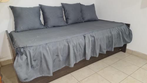 內烏肯的住宿－MAR-LAU，床上铺有蓝色枕头的床