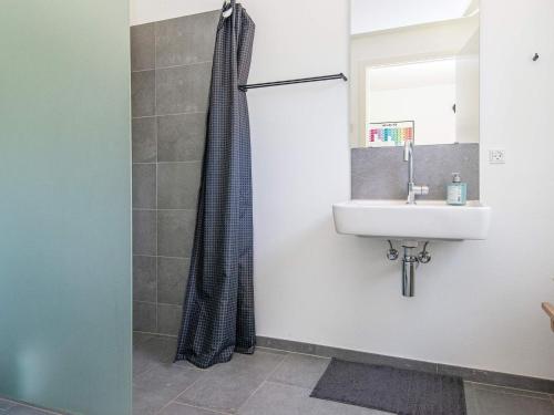 y baño con lavabo y ducha. en Holiday home Engesvang II en Engesvang