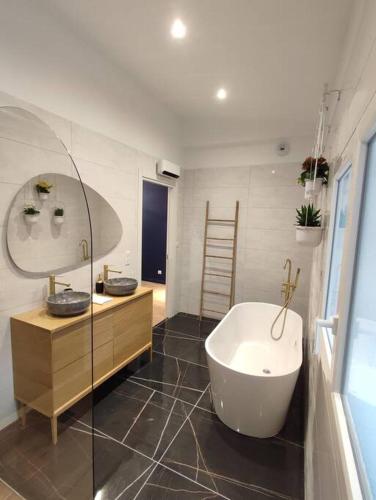 une salle de bain avec deux lavabos et une baignoire dans l'établissement Appartement Le Secret 140m2, Proche Sanctuaires, Climatisé, à Lourdes