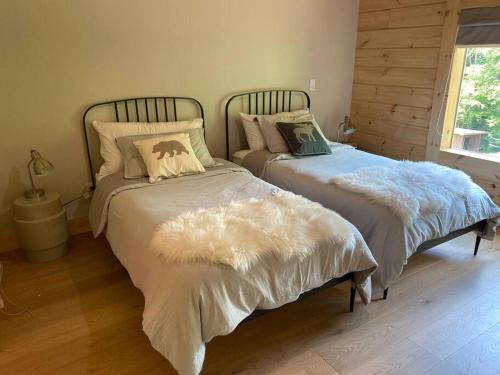 two beds sitting next to each other in a bedroom at WoodHunterHome in Platte Clove