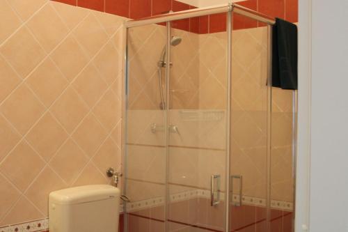uma cabina de duche na casa de banho com WC em Sikelia em Marina di Ragusa
