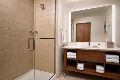 y baño con lavabo y ducha. en Element Anaheim Resort Convention Center en Anaheim