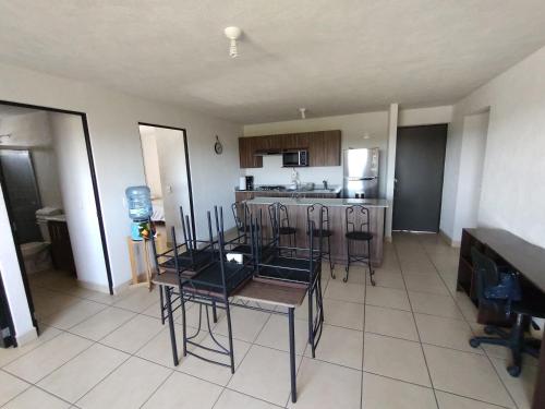 a kitchen with a table and chairs in a room at Excelente Departamento céntrico. in Guadalajara