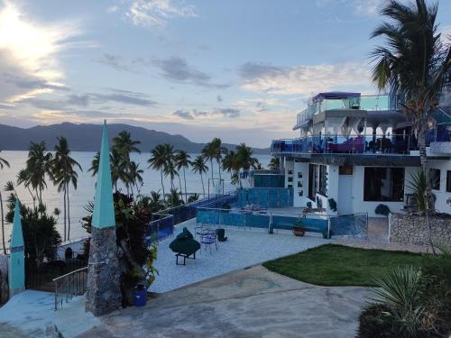 una casa con vistas al agua en Sunset Samana, en Las Galeras