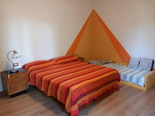 a bed in a room with a pyramid shaped bed at Holiday house - Leo & Malù in Sarnico