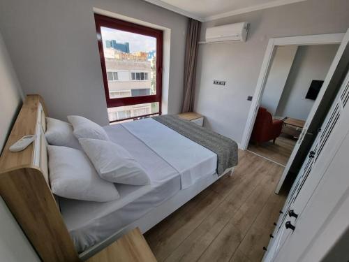 - une chambre avec un grand lit et une fenêtre dans l'établissement Royal Homes 405, à Antalya