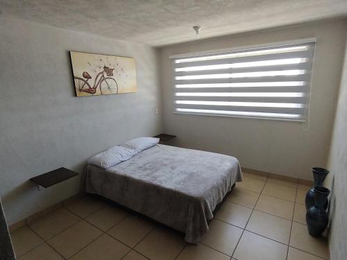 瓜達拉哈拉的住宿－Excelente Departamento céntrico.，一间小卧室,配有床和窗户