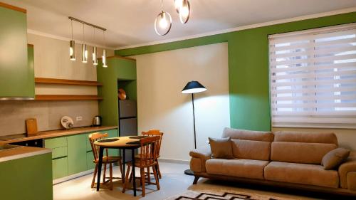 un soggiorno con divano e tavolo di Green Trails Apartment - Fully renovated with mountain view a Divjakë