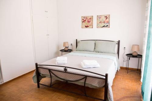 イグメニツァにあるMimis Villaのベッドルーム1室(ベッド1台、タオル2枚付)