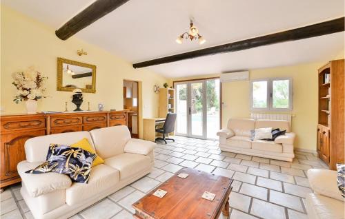 un salon avec deux canapés et une table dans l'établissement Lovely Home In Aspiran, à Aspiran