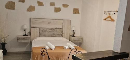 - une chambre avec un lit et 2 serviettes dans l'établissement La Cueva de Juan Pedro, à Cazorla