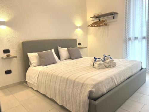 a bedroom with a large bed with two towels at Matilde casa vacanze in Santa Luria