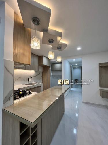 a kitchen with a counter and a sink and a stove at Hermoso Apartamento en Neiva in Neiva