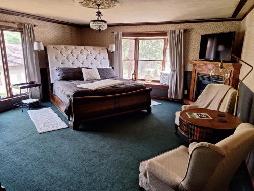 um quarto com uma cama, um sofá e uma cadeira em Otter Creek Eau Claire Altoona em Altoona