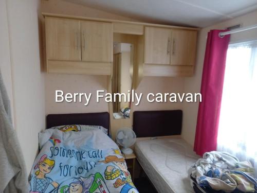Llit o llits en una habitació de Caravan on Golden Palm ML50 Chapel St Leonards