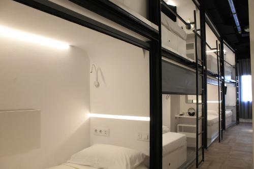 マラガにあるM Pods Malagaの二段ベッド2組が備わる客室です。
