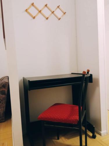 a desk with a red chair next to a wall at Apartamento Amoblado 348 Ovalle in Ovalle