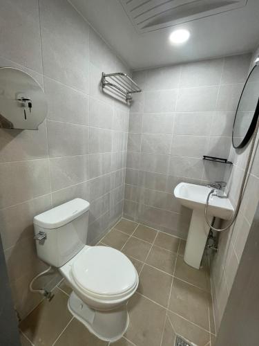 ein Badezimmer mit Toilette und Waschbecken in der Unterkunft SSH LK Hostel in Seoul