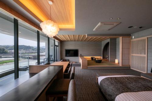 a hotel room with a view of a living room at Hitoyoshi Onsen Nabeya in Hitoyoshi