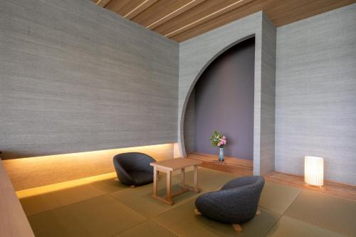a waiting room with two chairs and a table at Hitoyoshi Onsen Nabeya in Hitoyoshi