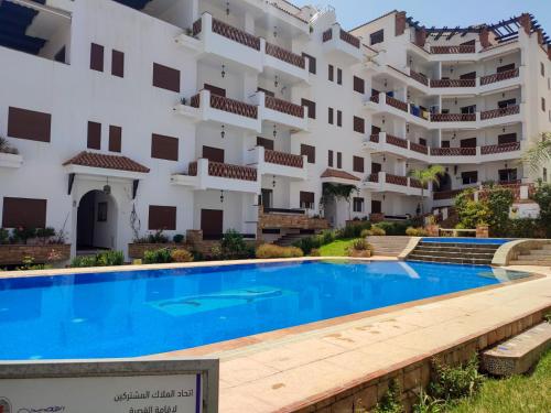 Grand appartement en face a la mer avec piscine