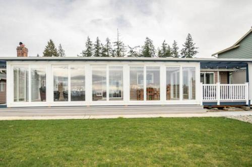 Shiny Rambler House with Spacious Solarium.にある庭