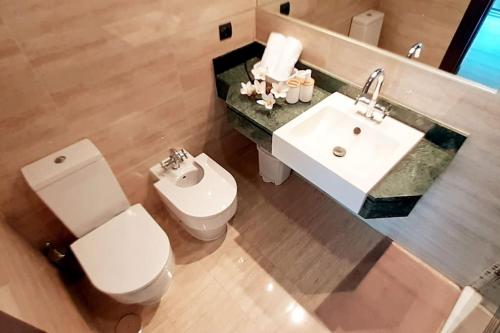 a bathroom with a toilet and a sink at Loft para soñar y explorar Madrid entero para tí! in Madrid