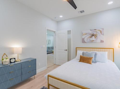 - une chambre avec un grand lit et une commode bleue dans l'établissement Luxury cottage, à San Antonio