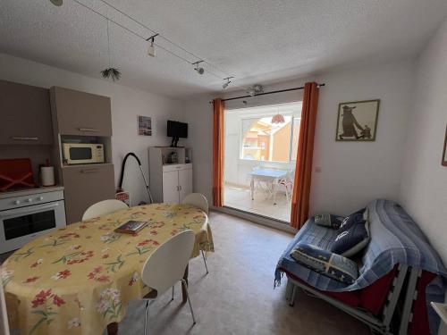 Photo de la galerie de l'établissement Appartement T2 + Cabine, 5 couchages, plage à proximité, parking, à PORT LEUCATE - FR-1-81-591, à Port-Leucate