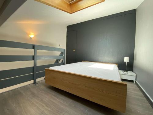 une chambre avec un grand lit dans une pièce dans l'établissement Appt cosy 4 pers avec piscine et parking, proche plage à Gruissan - FR-1-229-863, à Gruissan