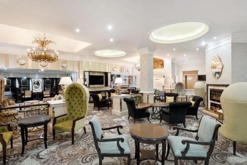Ruang duduk di Protea Hotel by Marriott Johannesburg Balalaika Sandton